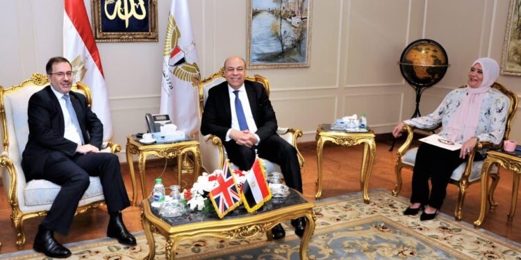 وزير الطيران المدني يبحث مع السفير البريطاني تعزيز الشراكة وتطوير التعاون في مجال الطيران