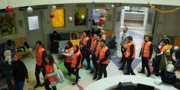 البنك الأهلي المصري يشارك أطفال مستشفى 57357 احتفالات العام الجديد