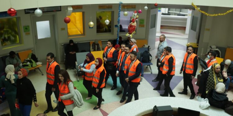 البنك الأهلي المصري يشارك أطفال مستشفى 57357 احتفالات العام الجديد