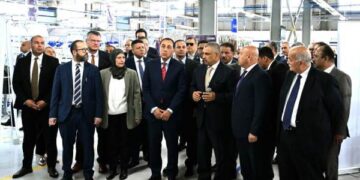 رئيس الوزراء يتفقد عدداً من أقسام مصنع “ليوني مصر” بمدينة بدر