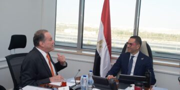 وزير الاستثمار يبحث مع وفد “بلومبرج جرين” الأمريكية إنشاء مركز إقليمي للأمن الغذائي وتوطين تكنولوجيا الحفظ الزراعي بمصر استقبل المهندس حسن الخطيب، وزير الاستثمار والتجارة الخارجية، اليوم الأحد بالعاصمة الجديدة، وفدًا من شركة بلومبرج جرين Blumberg Grain، وهي شركة أمريكية رائدة في مجال الأمن الغذائي والإنشاءات وإدارة المرافق المتكاملة لتخزين الحبوب والمنتجات الزراعية والبضائع سريعة التلف، حيث بحث الجانبان سبل التعاون المشترك بما يساهم في استراتيجية الأمن الغذائي في مصر، وخطط الشركة لإنشاء مركز إقليمي لعملياتها في الشرق الأوسط وأفريقيا انطلاقًا من مصر. حضر الاجتماع السيد حسام هيبة، رئيس الهيئة العامة للاستثمار والمناطق الحرة، والمستشار آسر منير مستشار وزير الاستثمار للمتابعة والشئون التشريعية والقانونية، والوزير المفوض التجاري عبد العزيز الشريف رئيس التمثيل التجارى، والوزير المفوض التجاري أحمد بديوي رئيس قطاع الترويج بالهيئة العامة للاستثمار ، بينما ضم وفد الشركة كلًا من السيد فيليب بلومبرج، رئيس مجلس الإدارة والرئيس التنفيذي، والسيد جيف سبيكس، نائب الرئيس التنفيذي، والسيد محمد غنام، المستشار القانوني للشركة، والسيدة لمياء جاد الحق، الشريك في مكتب بيكر ماكنزي القاهرة. استعرض الخطيب، خلال اللقاء، ملامح برنامج الإصلاح الاقتصادي والتنمية الشاملة الذي نفذته الدولة المصرية منذ عام 2014، مشيرًا إلى ضخ استثمارات تجاوزت 500 مليار دولار لتطوير البنية التحتية وبناء شبكات طرق وموانئ ومدن جديدة، كركائز أساسية لخلق بيئة عمل متكاملة للاستثمار والتجارة. وأكد الوزير أن الحكومة المصرية تعمل حاليًا على تمكين القطاع الخاص لقيادة النمو الاقتصادي، والاستفادة من الموقع الاستراتيجي لمصر والربط غير المسبوق بين البحرين الأحمر والمتوسط عبر شبكات القطارات السريعة والموانئ الحديثة لتنشيط حركتي الاستثمار والتجارة. وأوضح الوزير أن الحكومة نجحت في خفض معدلات التضخم وزيادة الاحتياطي النقدي وتحقيق فائض في صافي الأصول الأجنبية، كما سلط الضوء على الثورة الإجرائية في منظومة التجارة، حيث نجحت الجهود الحكومية في تخفيف أعباء الاستثمار والتجارة بنسبة 65% خلال العام الماضي، مع استهداف خفضها بنسبة 90% خلال الفترة المقبلة. وأشار إلى مشروع “الدلتا الجديدة” العملاق الذي يستهدف إضافة كبيرة للرقعة الزراعية المستصلحة في مصر، داعيًا الشركة الأمريكية للاستثمار في إدارة وتشغيل البنية التحتية لهذا المشروع بنظام الشراكة. ورحب الخطيب بخطة الشركة الأمريكية لإنشاء مركز لها في مصر يستثمر في القطاع الزراعي ويعزز من الصادرات الزراعية المصرية، مؤكدًا الاهتمام الكبير للدولة المصرية بملف الأمن الزراعي وتعزيز الصادرات المصرية من المنتجات الزراعية والغذائية. من جانبه، أعرب السيد فيليب بلومبرج، رئيس مجلس الإدارة والرئيس التنفيذي لشركة بلومبرج جرين، عن تقديره للتطورات الإيجابية التي تشهدها مصر على كافة الأصعدة، وخاصةً فيما يتعلق بالإصلاحات الاقتصادية وتعزيز التنافسية وتنشيط الاستثمار. وقال بلومبرج إن شركته اختارت مصر كنقطة الارتكاز المحورية لعملياتها في الشرق الأوسط وشرق أفريقيا، وذلك من خلال إنشاء مركز إقليمي للشركة، يشمل الصوب الزراعية وغرف التخزين وبعض العمليات التصنيع التى تزيد من القيمة المضافة للمنتجات ، فضلًا عن تطلعها للاستثمار في محطة خاصة لسلاسل التبريد في شرق بورسعيد لدعم عمليات التصنيع والتصدير، مستفيدةً من وفرة المواهب الهندسية وتنافسية تكلفة العمالة في مصر. وأفاد بلومبرج بأن الشركة تسعى لنقل ما توصلت إليه من تكنولوجيا متطورة في تخزين المنتجات سريعة التلف إلى مصر، مما يسمح بتخزين هذه النوعية من المحاصيل لعدة أشهر وتقليل فاقد ما بعد الحصاد