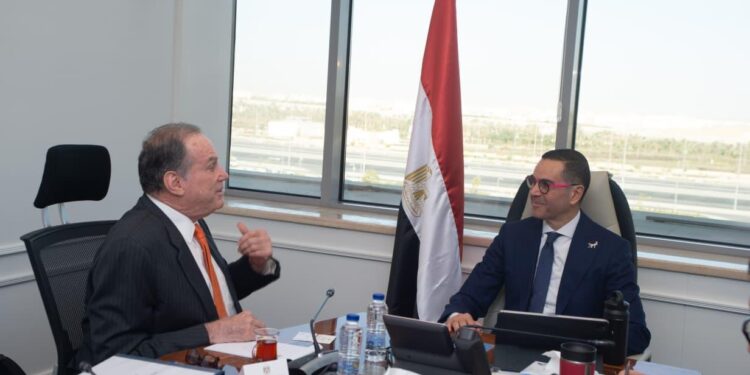 وزير الاستثمار يبحث مع وفد “بلومبرج جرين” الأمريكية إنشاء مركز إقليمي للأمن الغذائي وتوطين تكنولوجيا الحفظ الزراعي بمصر استقبل المهندس حسن الخطيب، وزير الاستثمار والتجارة الخارجية، اليوم الأحد بالعاصمة الجديدة، وفدًا من شركة بلومبرج جرين Blumberg Grain، وهي شركة أمريكية رائدة في مجال الأمن الغذائي والإنشاءات وإدارة المرافق المتكاملة لتخزين الحبوب والمنتجات الزراعية والبضائع سريعة التلف، حيث بحث الجانبان سبل التعاون المشترك بما يساهم في استراتيجية الأمن الغذائي في مصر، وخطط الشركة لإنشاء مركز إقليمي لعملياتها في الشرق الأوسط وأفريقيا انطلاقًا من مصر. حضر الاجتماع السيد حسام هيبة، رئيس الهيئة العامة للاستثمار والمناطق الحرة، والمستشار آسر منير مستشار وزير الاستثمار للمتابعة والشئون التشريعية والقانونية، والوزير المفوض التجاري عبد العزيز الشريف رئيس التمثيل التجارى، والوزير المفوض التجاري أحمد بديوي رئيس قطاع الترويج بالهيئة العامة للاستثمار ، بينما ضم وفد الشركة كلًا من السيد فيليب بلومبرج، رئيس مجلس الإدارة والرئيس التنفيذي، والسيد جيف سبيكس، نائب الرئيس التنفيذي، والسيد محمد غنام، المستشار القانوني للشركة، والسيدة لمياء جاد الحق، الشريك في مكتب بيكر ماكنزي القاهرة. استعرض الخطيب، خلال اللقاء، ملامح برنامج الإصلاح الاقتصادي والتنمية الشاملة الذي نفذته الدولة المصرية منذ عام 2014، مشيرًا إلى ضخ استثمارات تجاوزت 500 مليار دولار لتطوير البنية التحتية وبناء شبكات طرق وموانئ ومدن جديدة، كركائز أساسية لخلق بيئة عمل متكاملة للاستثمار والتجارة. وأكد الوزير أن الحكومة المصرية تعمل حاليًا على تمكين القطاع الخاص لقيادة النمو الاقتصادي، والاستفادة من الموقع الاستراتيجي لمصر والربط غير المسبوق بين البحرين الأحمر والمتوسط عبر شبكات القطارات السريعة والموانئ الحديثة لتنشيط حركتي الاستثمار والتجارة. وأوضح الوزير أن الحكومة نجحت في خفض معدلات التضخم وزيادة الاحتياطي النقدي وتحقيق فائض في صافي الأصول الأجنبية، كما سلط الضوء على الثورة الإجرائية في منظومة التجارة، حيث نجحت الجهود الحكومية في تخفيف أعباء الاستثمار والتجارة بنسبة 65% خلال العام الماضي، مع استهداف خفضها بنسبة 90% خلال الفترة المقبلة. وأشار إلى مشروع “الدلتا الجديدة” العملاق الذي يستهدف إضافة كبيرة للرقعة الزراعية المستصلحة في مصر، داعيًا الشركة الأمريكية للاستثمار في إدارة وتشغيل البنية التحتية لهذا المشروع بنظام الشراكة. ورحب الخطيب بخطة الشركة الأمريكية لإنشاء مركز لها في مصر يستثمر في القطاع الزراعي ويعزز من الصادرات الزراعية المصرية، مؤكدًا الاهتمام الكبير للدولة المصرية بملف الأمن الزراعي وتعزيز الصادرات المصرية من المنتجات الزراعية والغذائية. من جانبه، أعرب السيد فيليب بلومبرج، رئيس مجلس الإدارة والرئيس التنفيذي لشركة بلومبرج جرين، عن تقديره للتطورات الإيجابية التي تشهدها مصر على كافة الأصعدة، وخاصةً فيما يتعلق بالإصلاحات الاقتصادية وتعزيز التنافسية وتنشيط الاستثمار. وقال بلومبرج إن شركته اختارت مصر كنقطة الارتكاز المحورية لعملياتها في الشرق الأوسط وشرق أفريقيا، وذلك من خلال إنشاء مركز إقليمي للشركة، يشمل الصوب الزراعية وغرف التخزين وبعض العمليات التصنيع التى تزيد من القيمة المضافة للمنتجات ، فضلًا عن تطلعها للاستثمار في محطة خاصة لسلاسل التبريد في شرق بورسعيد لدعم عمليات التصنيع والتصدير، مستفيدةً من وفرة المواهب الهندسية وتنافسية تكلفة العمالة في مصر. وأفاد بلومبرج بأن الشركة تسعى لنقل ما توصلت إليه من تكنولوجيا متطورة في تخزين المنتجات سريعة التلف إلى مصر، مما يسمح بتخزين هذه النوعية من المحاصيل لعدة أشهر وتقليل فاقد ما بعد الحصاد