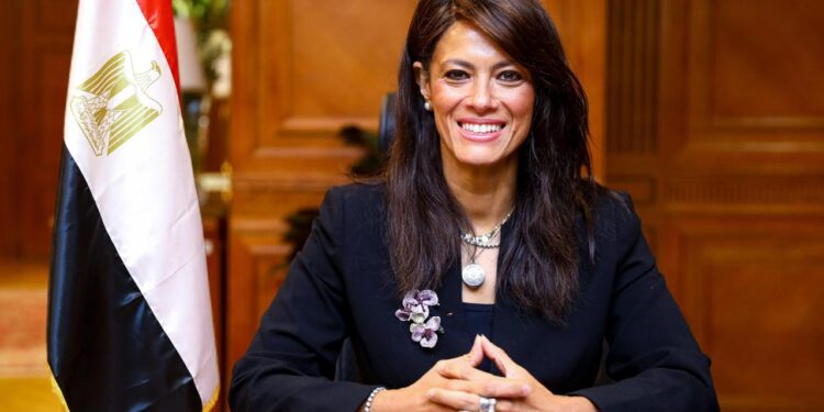 وزيرة التخطيط تلقي الكلمة الافتتاحية خلال حفل إطلاق النسخة الـ50 من تقرير سياسات الغذاء العالمية 2025