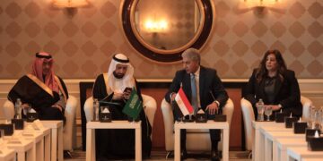 وزير السياحة ووزير الحج والعمرة السعودي يلتقيان مع مجموعة من شركات السياحة المصرية