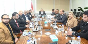 “وزير الإسكان يبحث تطوير منظومة النقل الداخلي بالمدن الجديدة”
