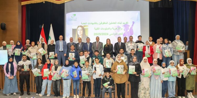 “رئيس البريد” تكرم أبناء العاملين المتفوقين دراسياً.. على مستوى الجمهورية