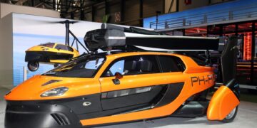 أول سيارة طائرة تدخل الإنتاج.. وهذا سعرها