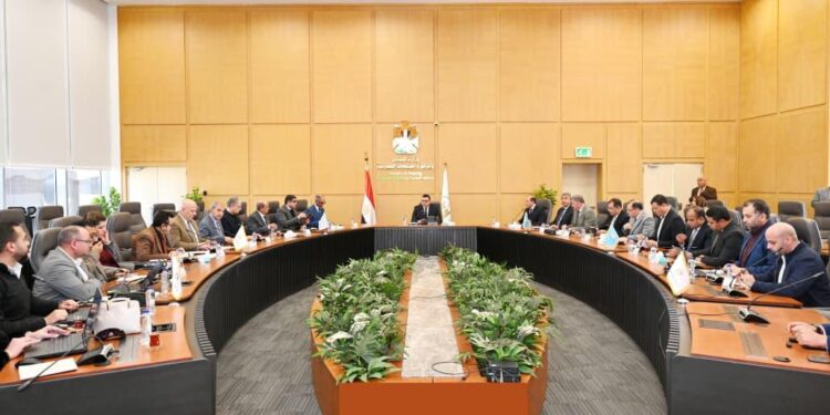 وزير الإسكان يعقد اجتماعاً لمتابعة موقف مشروعات المبادرة الرئاسية “حياة كريمة” لتطوير قرى الريف المصري