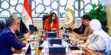 وزيرة التنمية تعقد اجتماعًا موسعًا مع عدد من رؤوساء قطاعات وزارة البيئة