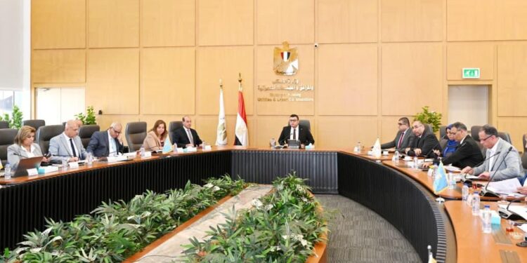 وزير الإسكان يعقد اجتماعه الدوري لمتابعة الموقف التنفيذي لوحدات مبادرة “سكن لكل المصريين”