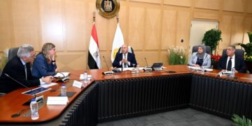 وزير الصناعة والنقل يبحث مع رئيس مجموعة فولكس فاجن الألمانية تصنيع السيارات في مصر