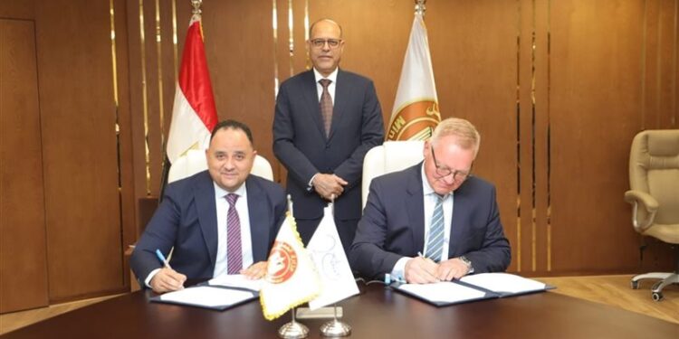 وزير العمل يشهد تجديد اتفاقية عمل جماعية تحفظ حقوق 2075 عاملاً بشركة قناة السويس للحاويات