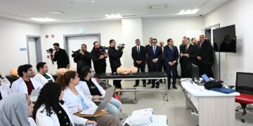 رئيس الوزراء يتفقد عددا من أقسام المستشفى الجامعي بجامعة الجيزة الجديدة