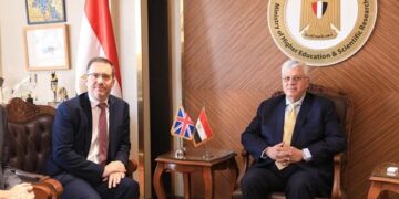 وزير التعليم العالي يلتقي سفير المملكة المتحدة بالقاهرة لبحث التوسع في الفروع الدولية