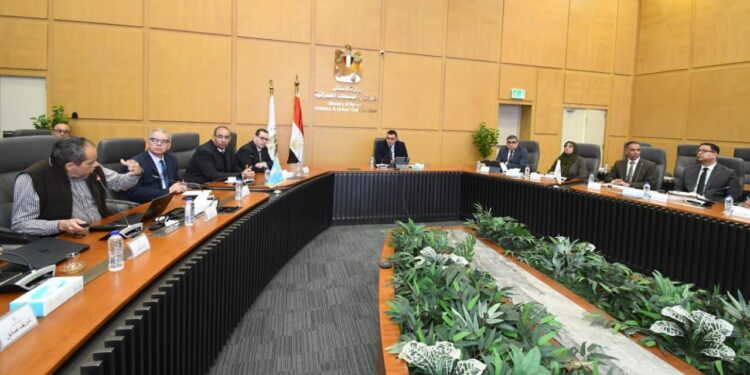 وزير الإسكان يعقد اجتماعًا مع مسئولي شركة “سيتي إيدج” لاستعراض خططها التسويقية