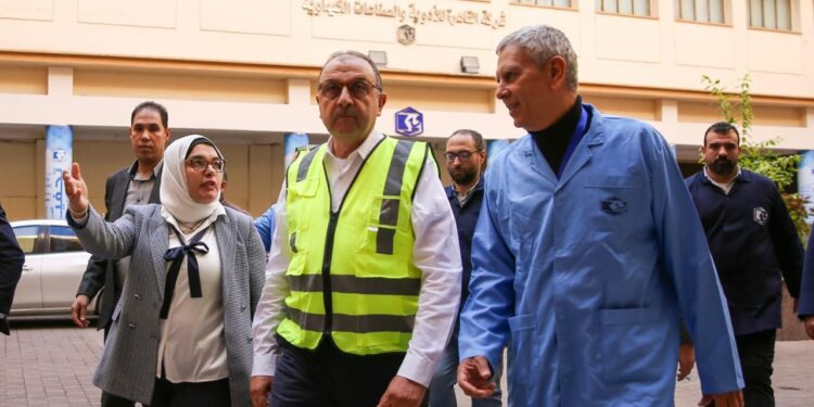 وزير قطاع الأعمال يجري زيارة تفقدية لشركة القاهرة للأدوية لمتابعة سير العمل والإنتاج