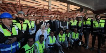 وزير السياحة يشهد تثبيت أول قطعة خشبية على الهيكل الخاص بإعادة تركيب مركب الملك خوفو الثانية