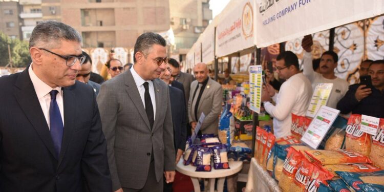 وزير التموين ومحافظ الجيزة يفتتحان سوق «اليوم الواحد» بشارع فيصل