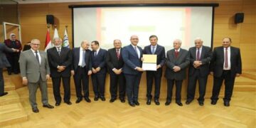 وزير الزراعة يسلم جوائز مركز “البحوث الزراعية” الثلاثة للفائزين.. ويقرر زيادة قيمتها بنسبة 50%