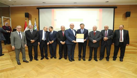 وزير الزراعة يسلم جوائز مركز “البحوث الزراعية” الثلاثة للفائزين.. ويقرر زيادة قيمتها بنسبة 50%