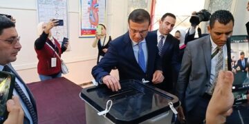 وزير الزراعة يدلي بصوته في جولة الإعادة بانتخابات مجلس النواب بالإسكندرية