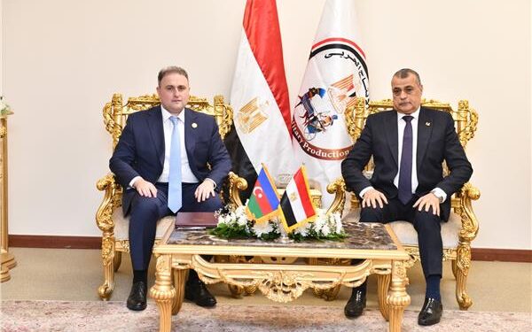 وزير الإنتاج الحربي يلتقي وزير الصناعات الدفاعية لدولة أذربيجان