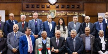 المشاط والدكتور أشرف العربي يُكرمان رواد معهد التخطيط القومي ورؤساءه السابقين