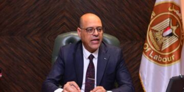 وزير العمل يصدر قرارًا وزاريًا رقم (289) لسنة 2025 بشأن تحديد ساعات العمل في المنشآت الصناعية