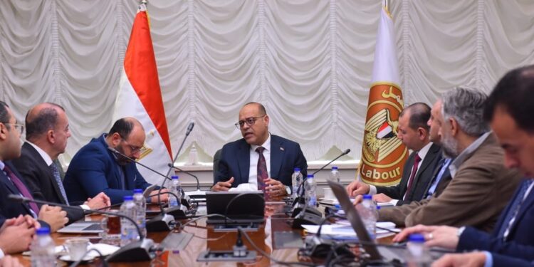 وزير العمل يستقبل وفد شركة eFinance للاستماع الى عرض بإنشاء منظومة إلكترونية متكاملة لخدمات الوزارة