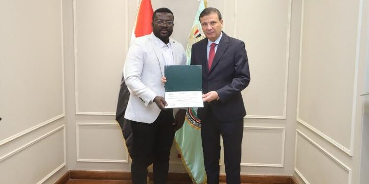 وزير الزراعة يُسلّم شهادات التخرج لمتدربين من 10 دول أفريقية