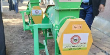 “الزراعة” توزع أكثر من 400 “فراطة ذرة” مُعاد تأهيلها كمنح لصغار المزارعين