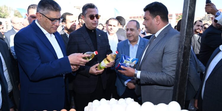 وزير التموين ومحافظ الجيزة يفتتحان سوق اليوم الواحد بمنطقة حدائق الأهرام بمحافظة الجيزة