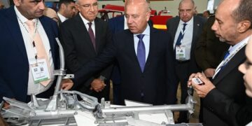 نائب رئيس مجلس الوزراء يتفقد جناح اتحاد الصناعات في ختام فعاليات معرض الصناعات الدفاعية إيديكس