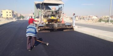 دفع العمل بمشروعات الطرق بمواقع المبادرة الرئاسية “سكن لكل المصريين” بمدينتي حدائق أكتوبر و15 مايو