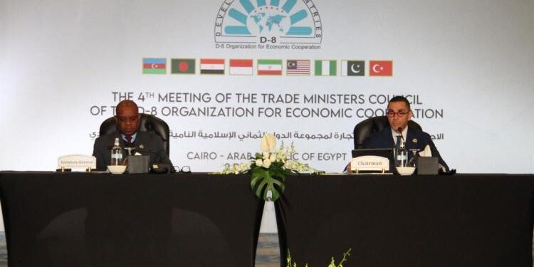 وزير الاستثمار يترأس اجتماعات الدورة الرابعة لمجلس وزراء التجارة بمجموعة الدول الثماني النامية D-8