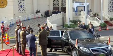 الرئيس السيسي يصل إلى مقر افتتاح المعرض الدولي للصناعات الدفاعية «إيديكس 2025»