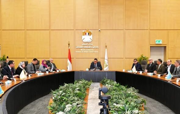 وزير الإسكان يترأس اجتماعاً موسعاً لمتابعة موقف تقنين الأوضاع بالأراضي المضافة لعدد من المدن