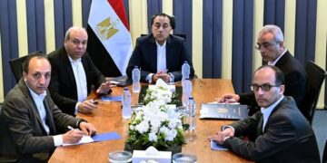 رئيس الوزراء يجتمع مع وزير الطيران لاستعراض الرؤية الشاملة واستراتيجيات تطوير شركة مصر للطيران