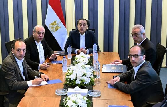 رئيس الوزراء يجتمع مع وزير الطيران لاستعراض الرؤية الشاملة واستراتيجيات تطوير شركة مصر للطيران