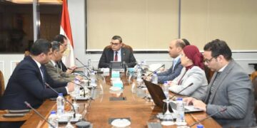 وزير الإسكان يتابع مع “الشركة الوطنية الطرق” ملفات العمل المشترك وأوجه التعاون