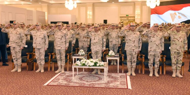 وزير الدفاع والإنتاج الحربى يلتقى بمقاتلى قوات حرس الحدود ويكرم عدداً من المتميزين