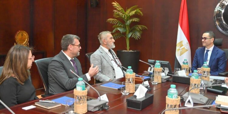 وزير الاستثمار يلتقي مسؤولي شركة  Bonny socks  التركية لبحث إنشاء مصنع جديد في مصر فى مجال المنسوجات