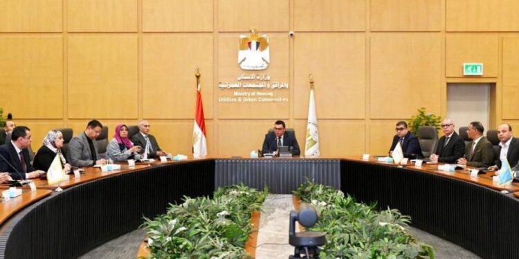 وزير الإسكان يتابع مستجدات ملفات تقنين الأوضاع بالأراضي المضافة لمدن الشروق والعبور الجديدة وسفنكس الجديدة