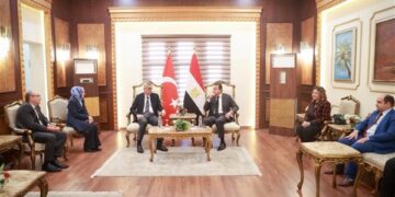وزير الصحة والسكان يستقبل نظيره التركي بمطار القاهرة الدولي