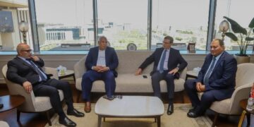 وزير الزراعة ومحافظ الوادي الجديد يبحثان تعزيز الاستثمار في مجال الإنتاج الحيواني بالمحافظة