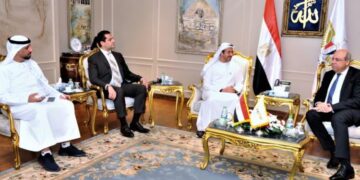 وزير الطيران المدني يبحث مع رئيس مجموعة أبوظبي للطيران آفاق أوسع من التعاون المصري-الإماراتي