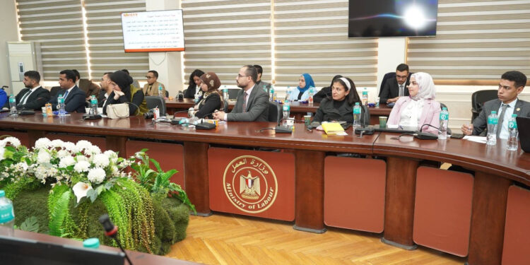وزارة العمل تطلق الدفعة الأولى من برنامج “سفراء العمل” بمشاركة 50 شابًا وفتاة