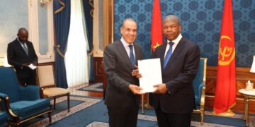 وزير الخارجية يسلم رسالة خطية من السيد رئيس الجمهورية للرئيس الأنجولي