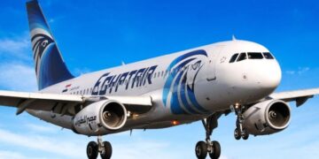 مصر للطيران تحسم الجدل بشأن فيديو هبوط طائرة على الطريق الدائري