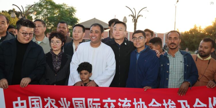 بالصور هيثم عكري يستقبل وفد من رجال الأعمال الصينيين بمركز دار السلام سوهاج لبحث فرص الاستثمار